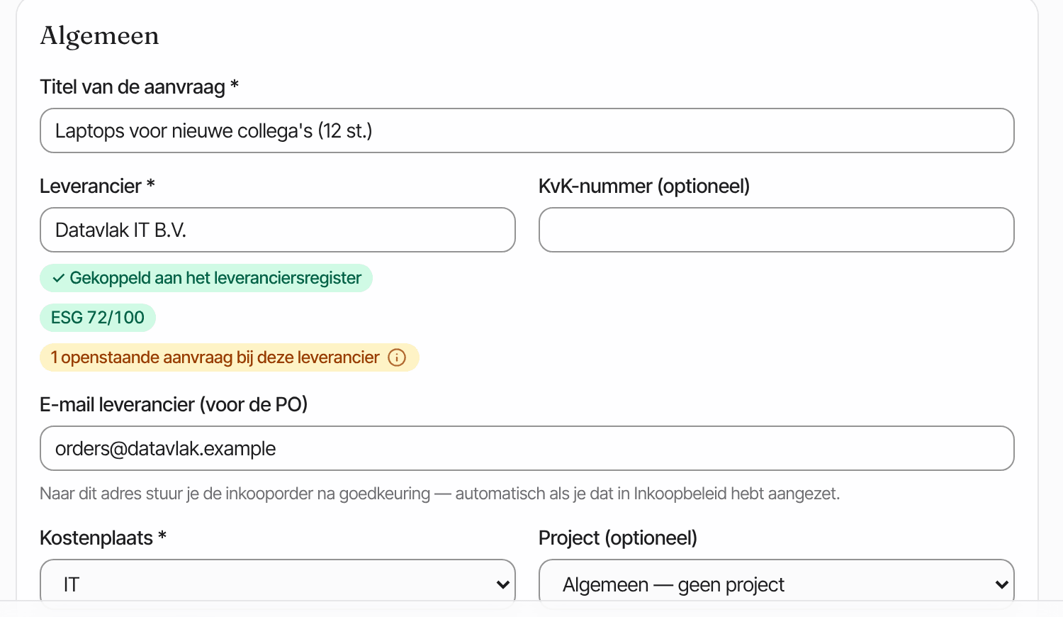 Het aanvraagformulier met titel, leverancier, e-mailadres voor de bestelling en kostenplaats.